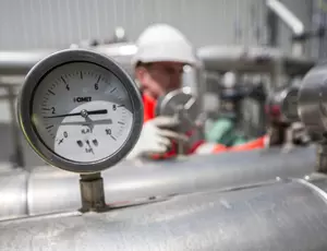 Employé Veolia travaillant sur la valorisation de biogaz