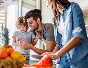 Famille dans une cuisine