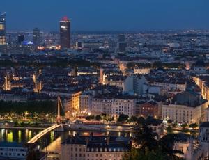 panorama de la ville de Lyon de nuit