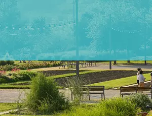 Personnes se promenant dans un parc