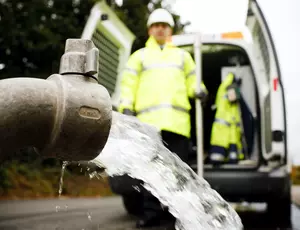 Employé Veolia contrôlant la qualité de l'eau