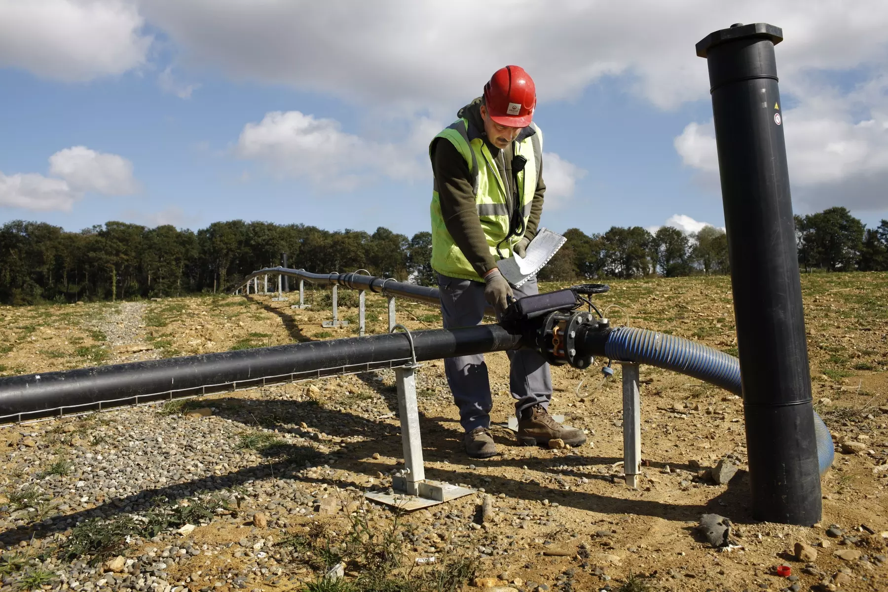 Employé Veolia  travaillant sur une installation de valorisation énergétique