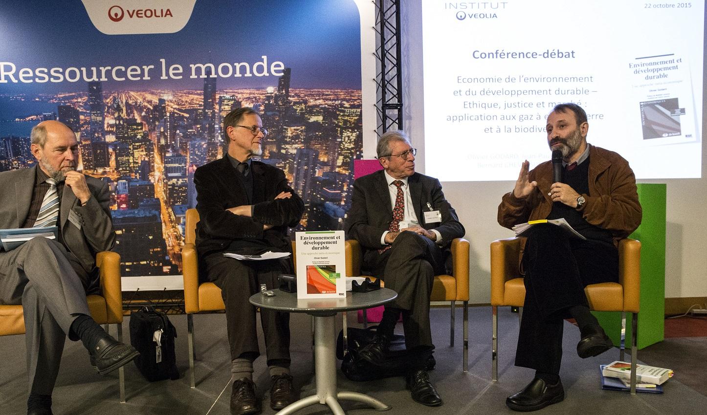 Conférence-débat sur l’économie de l’environnement et du développement durable De g. à dr. : Bernard Chevassus-Au-Louis, Olivier Godard, Jean-Pierre Tardieu et Jean-Paul Bouttes