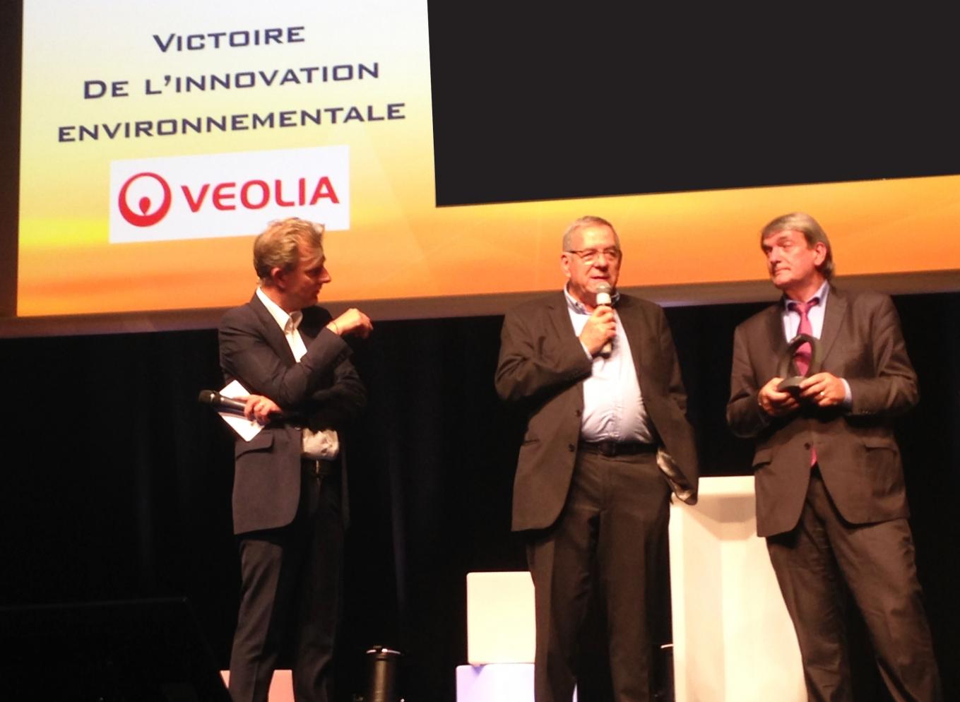 Remise de la Victoire de l'Innovation Environnementale par Bernard Falgas