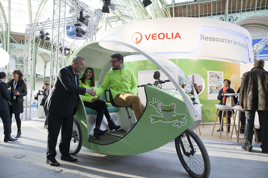Antoine Frérot inaugure le stand Veolia à l’exposition « Solutions COP21 » au Grand Palais