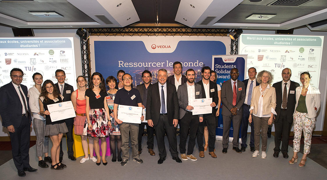 Antoine Frérot, PDG de Veolia, entouré des lauréats du Prix de la Solidarité Etudiante 2016