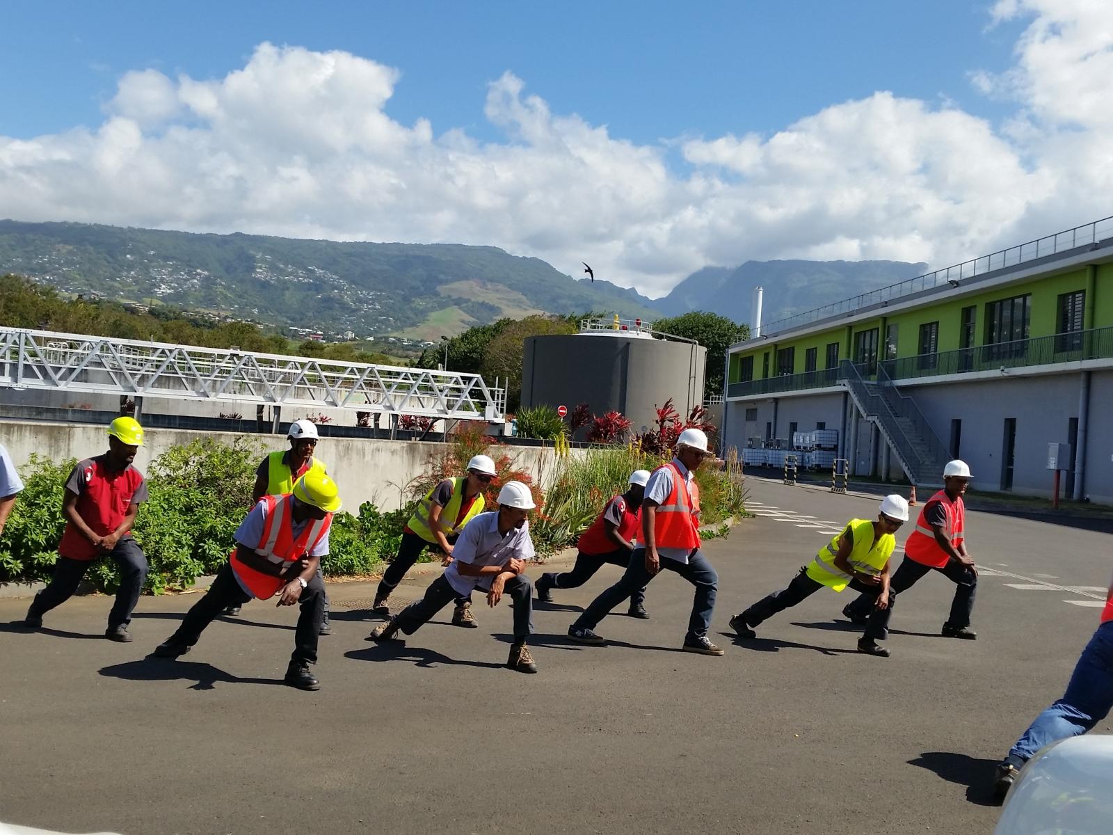 Exercice d'échauffements pour les équipes Eau de la Réunion