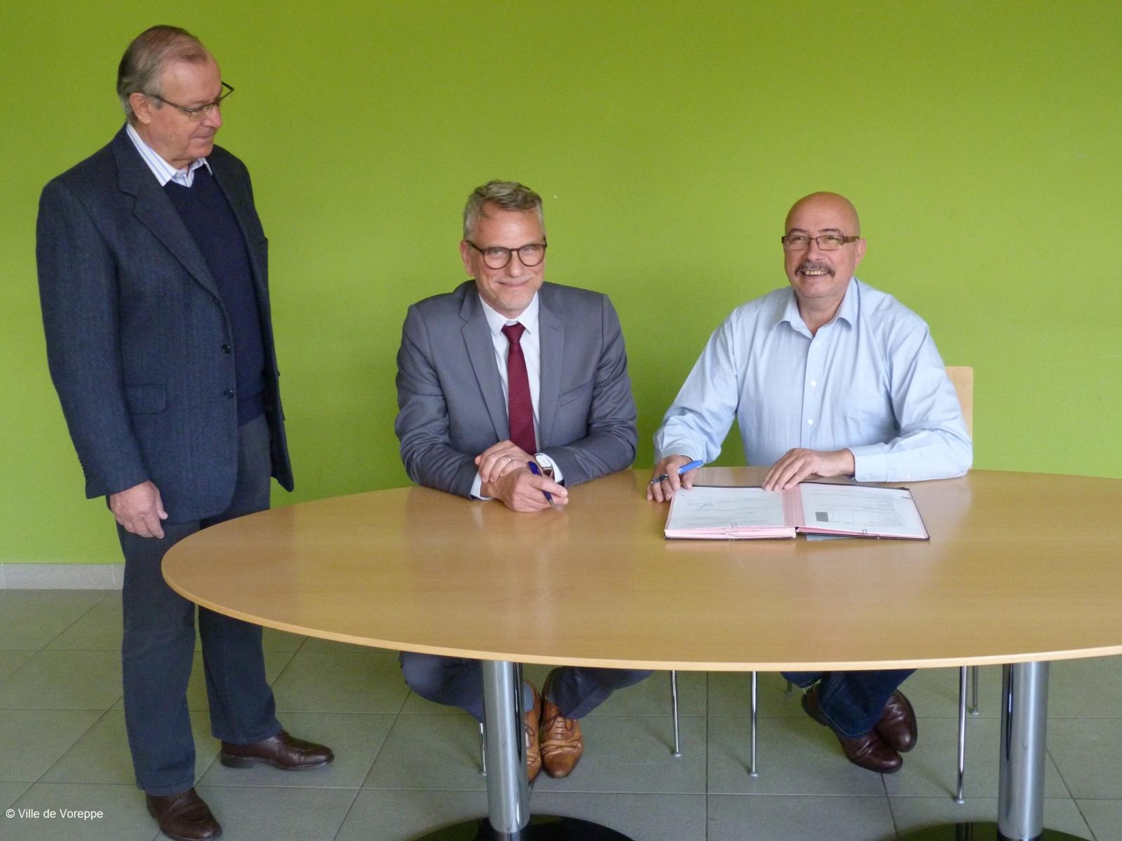 Signature du contrat entre Veolia et les élus de la région