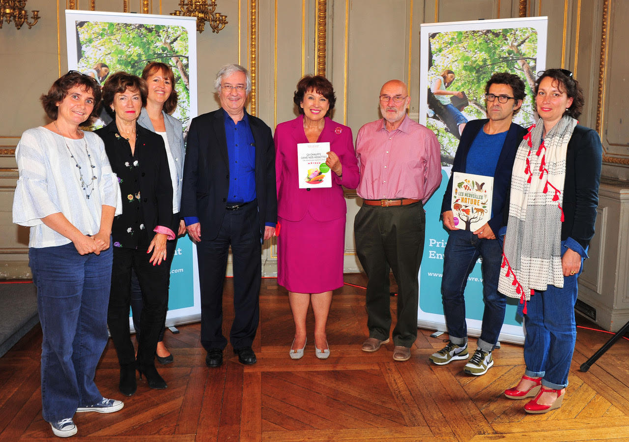 La fondation Veolia décerne le Prix du livre Environnement 2017 à : "Ça chauffe dans nos assiettes. Des recettes pour sauver le climat" Le jury et les lauréats du Prix du Livre Environnement 2017