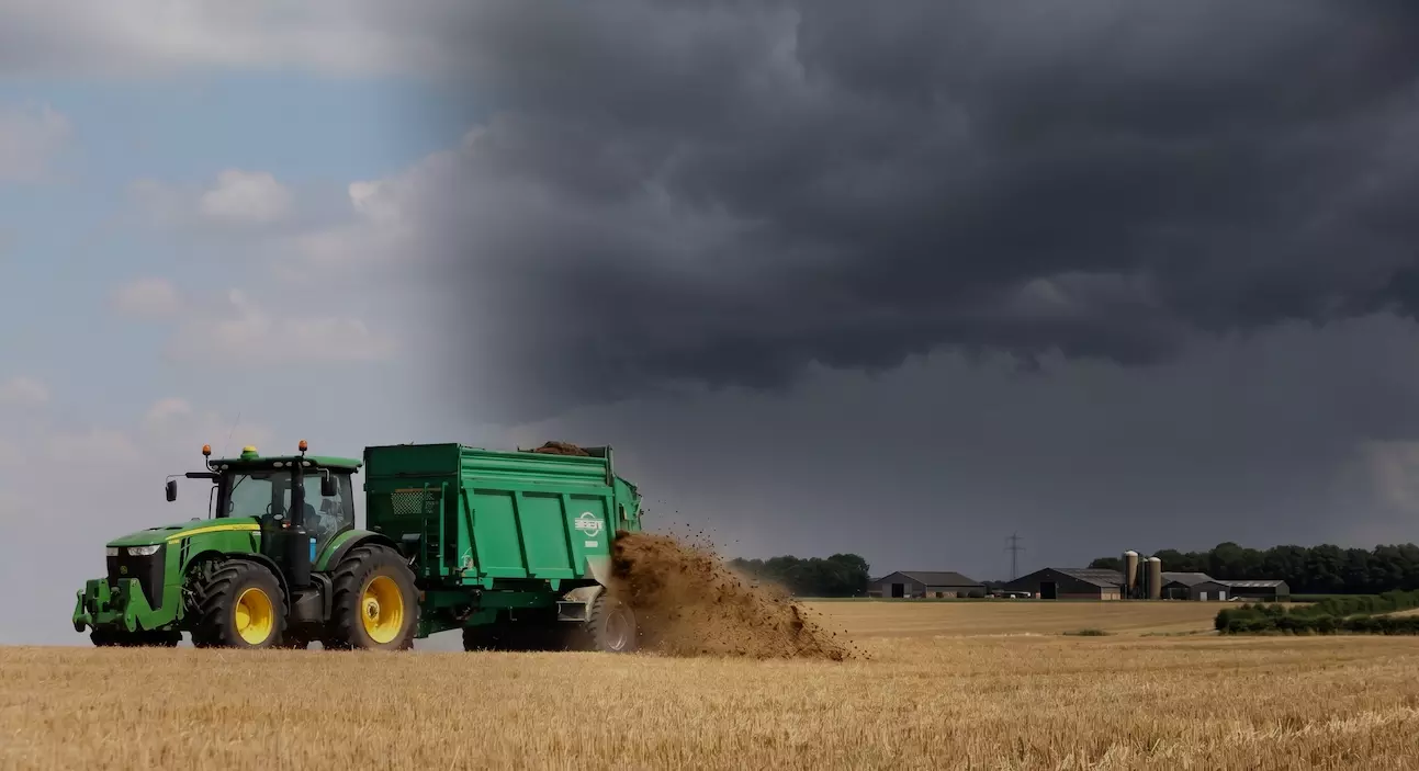 Epandage, tracteur dans un champs
