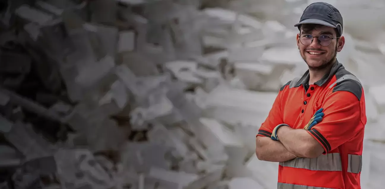 Employé Veolia sur site de traitement des déchets
