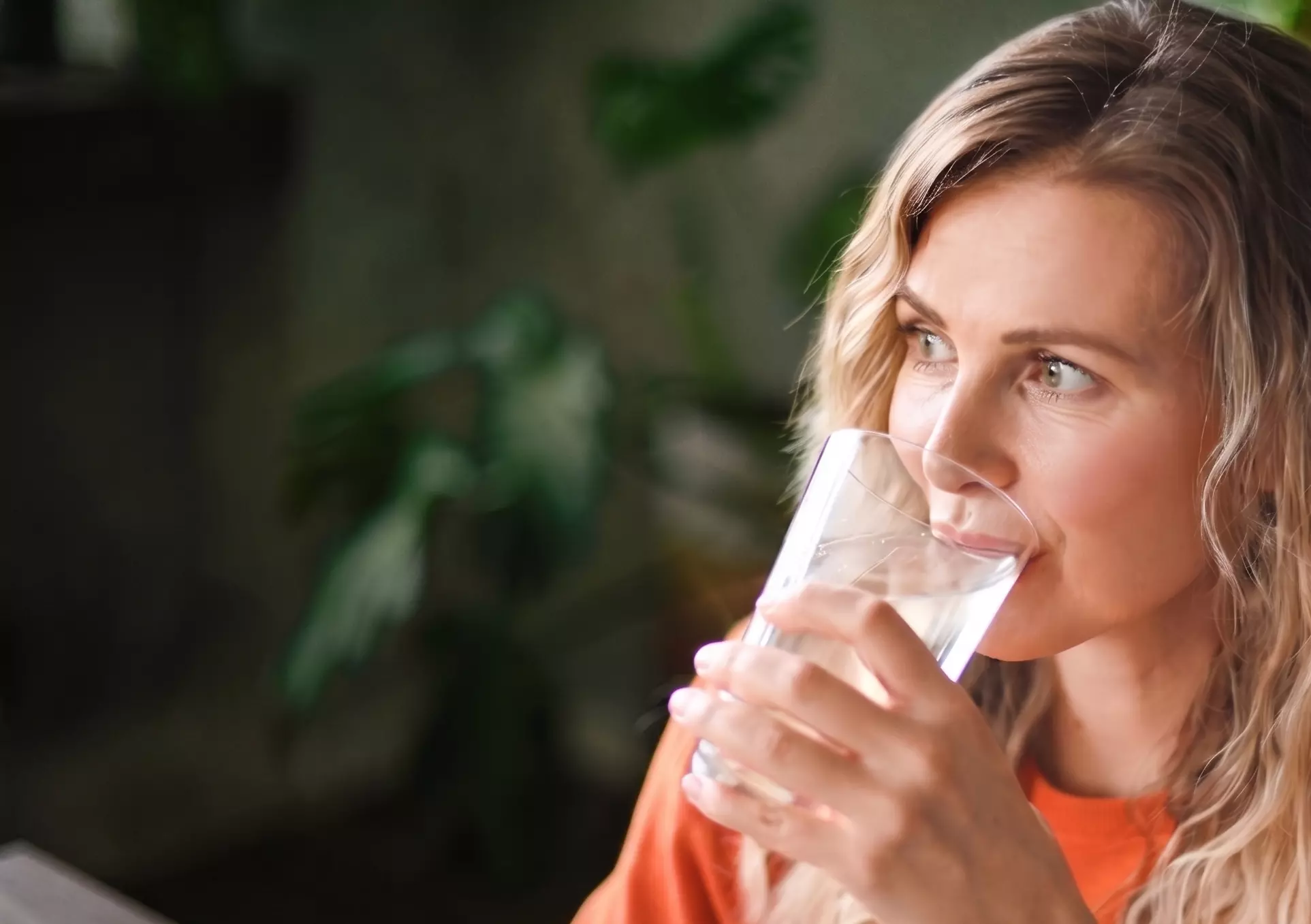 Femme buvant un verre d'eau