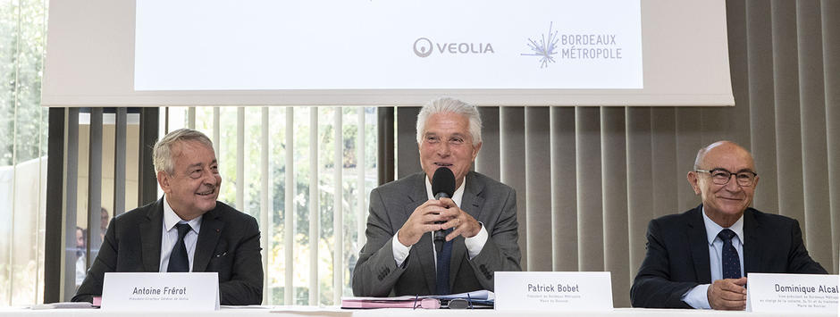 A. Frérot (PDG, Veolia), P. Bobet et D. Alcala (Président et vice-président, Bordeaux Métropole)