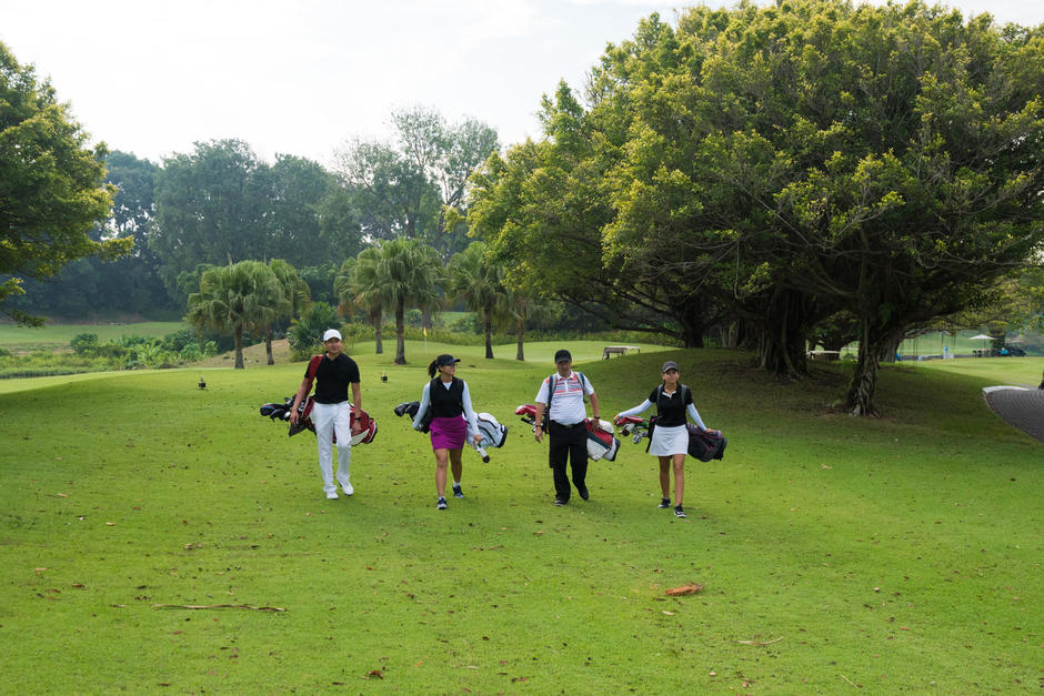 Des personnes sur un terrain de golf