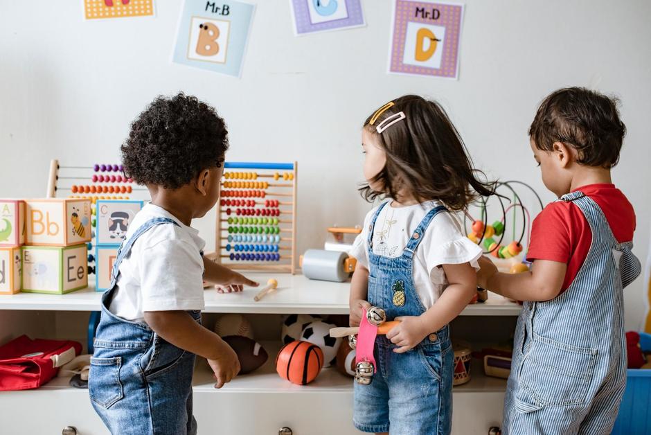 Des enfants qui jouent en intérieur