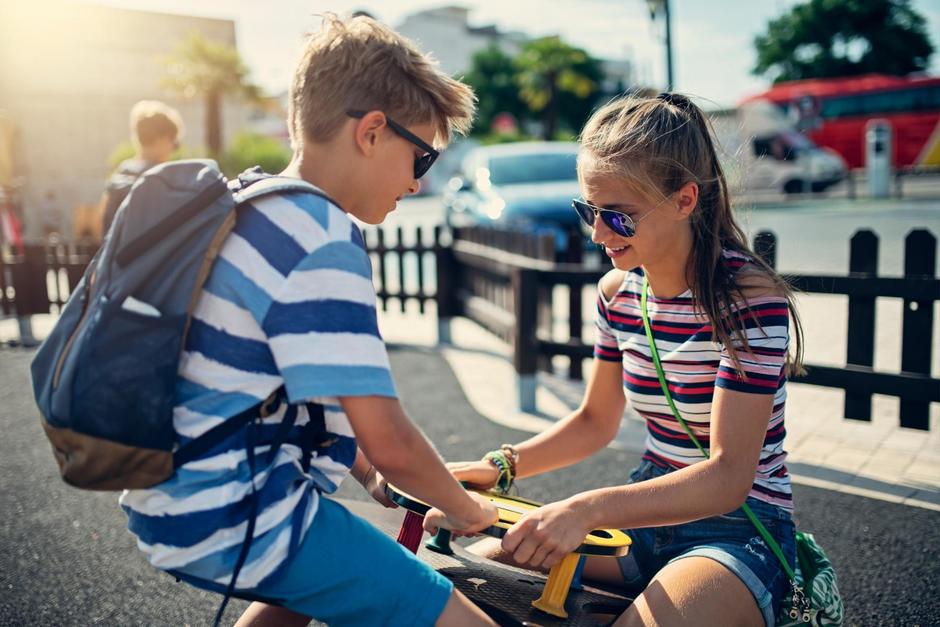 Des jeunes jouent en extérieur