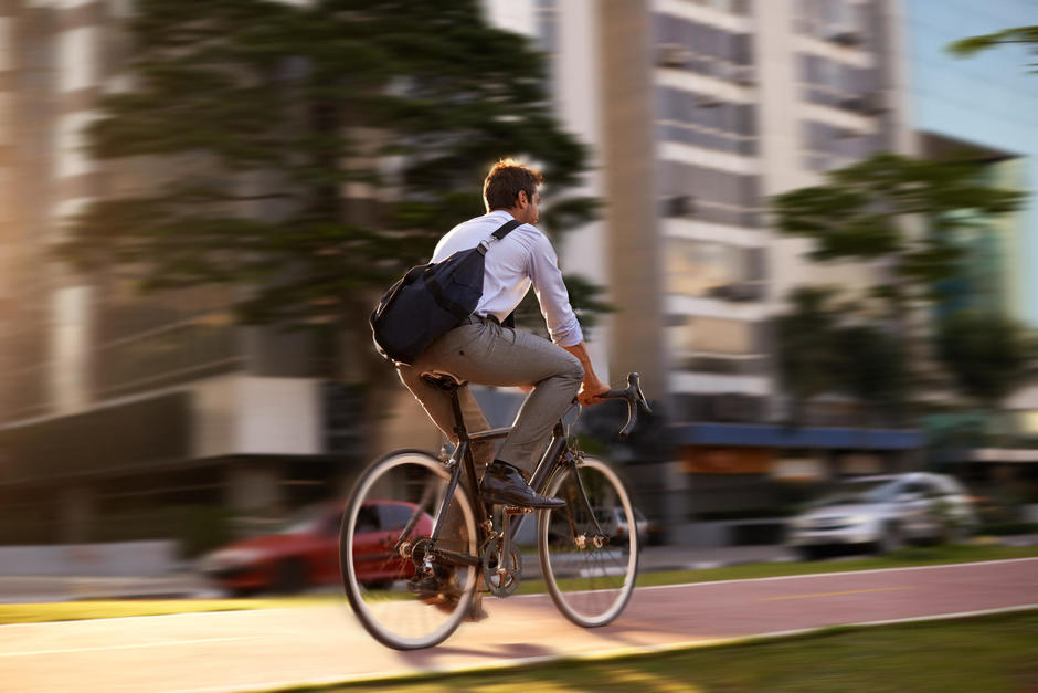 Un homme fait du vélo en ville