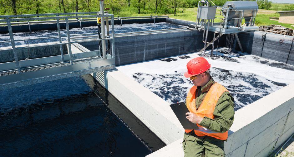 homme contrôlant bassin épuration eaux usées