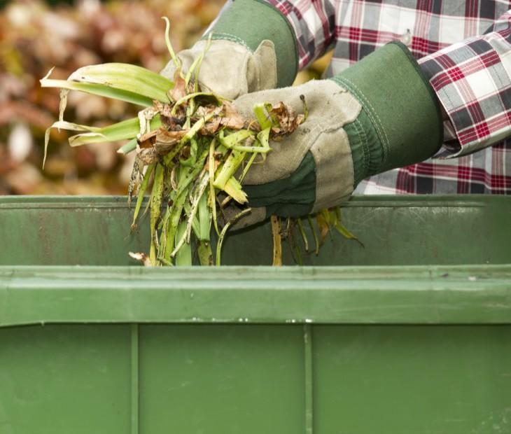 Image d’illustration d’un personnage composant et valorisant ses ses déchets végétaux