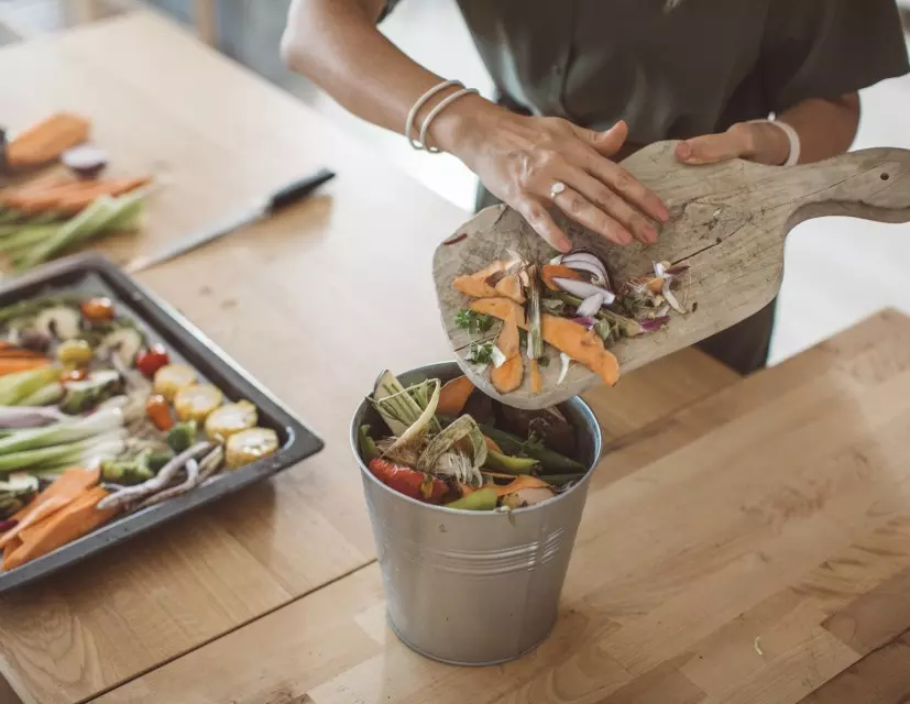 Image d’illustration d’un personnage triant ses déchets alimentaires (épluchures de légume)