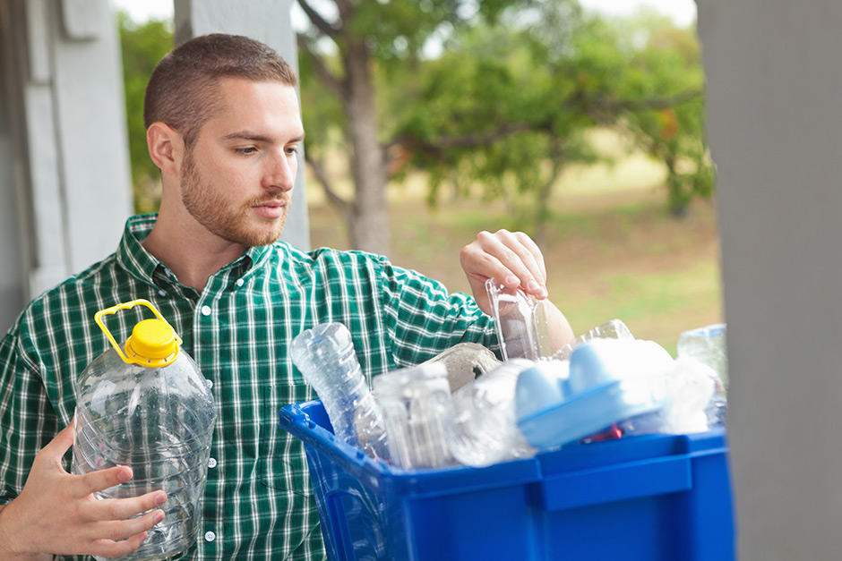 Homme triant déchets plastiques