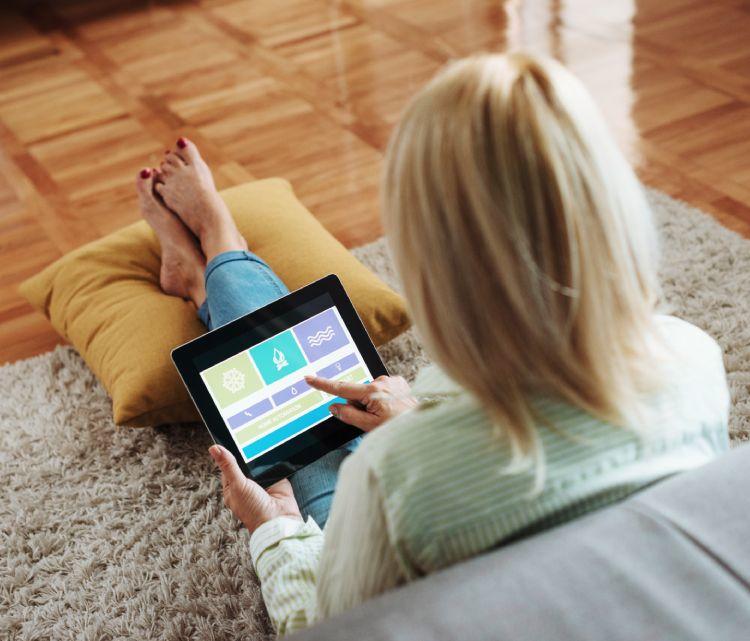 Femme assise au sol avec une tablette