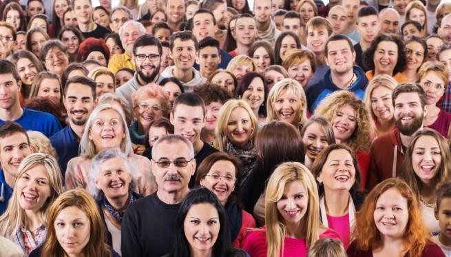 Groupe de personnes face caméra