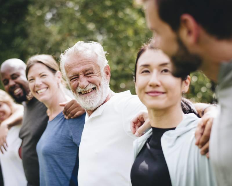 Groupe de personnes se soutenant par les épaules