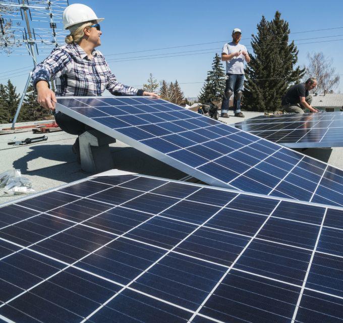 Femme installant des panneaux solaires