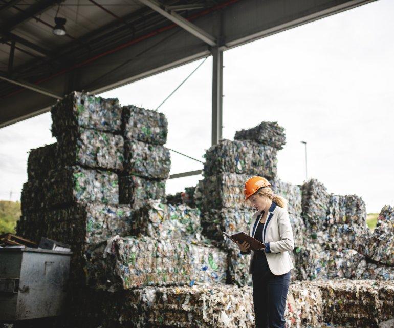 Femme dans usine à déchets