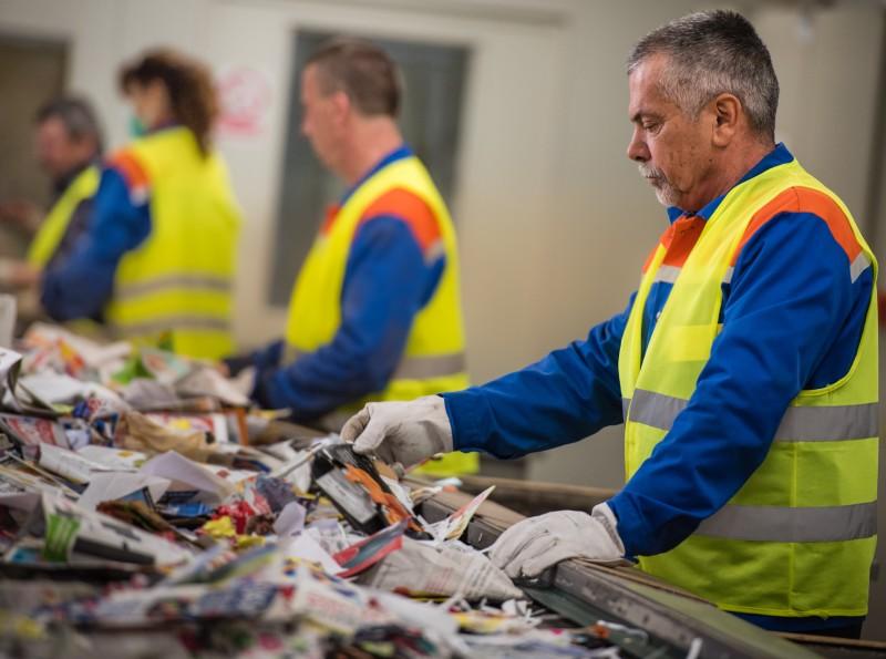 Homme triant des déchets