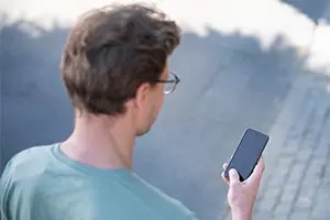 Homme dans la rue avec téléphone portable