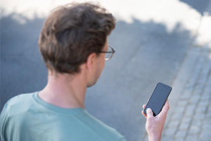 Homme dans la rue avec téléphone portable