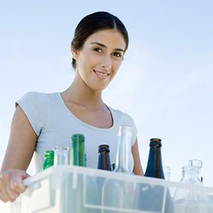 Femme avec bouteilles en verre