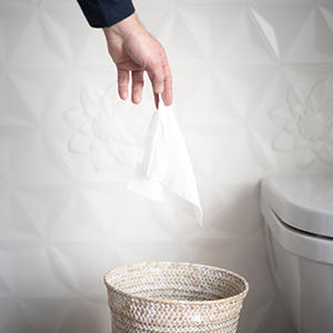 Mouchoir en papier jeté à la poubelle