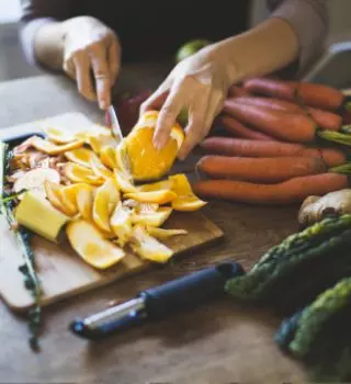 découpage de fruits et légumes sur une planche
