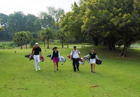 terrain de golf avec golfeurs