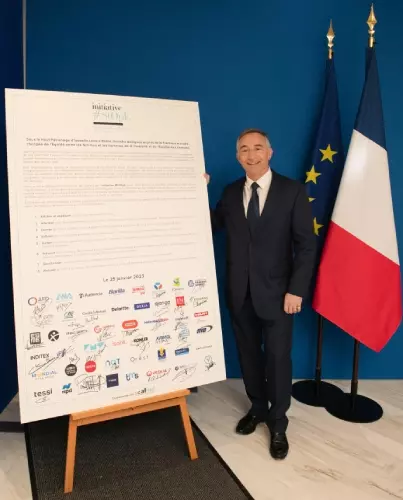 Helman Le Pas de Sécheval, secrétaire général de Veolia, à côté de la Charte signée le 25 janvier 2023 par Veolia.