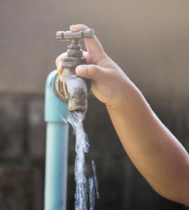 Robinet d'eau avec main d'enfant