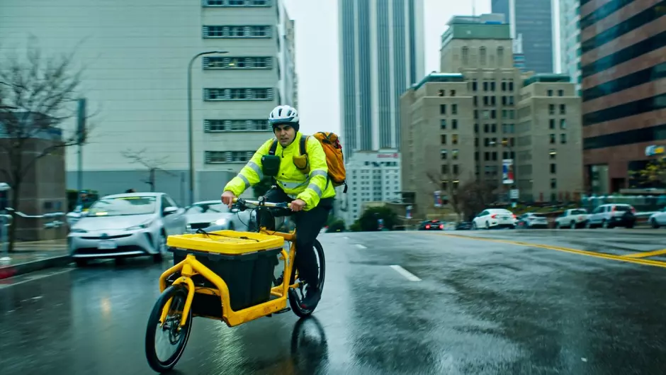 Livreur à vélo dans une ville nord-américaine