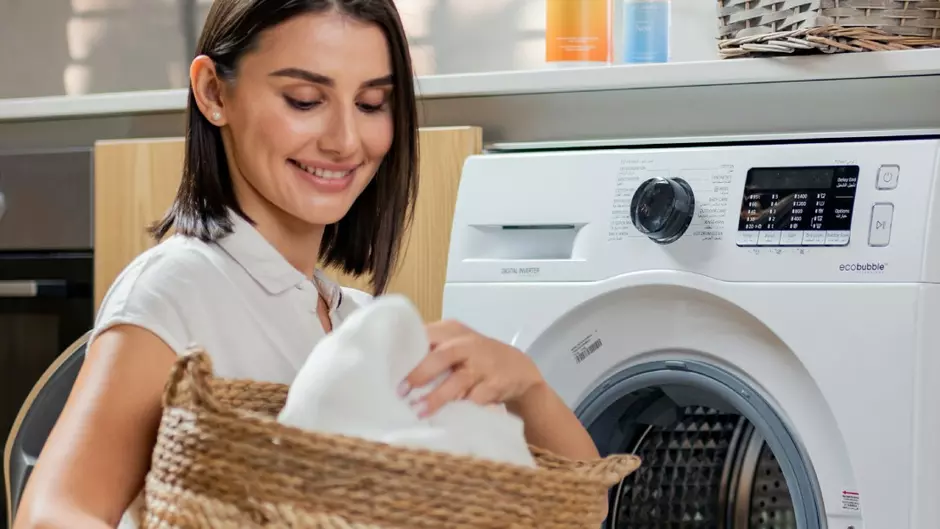 Femme s'apprêtant à faire une lessive / lave-linge