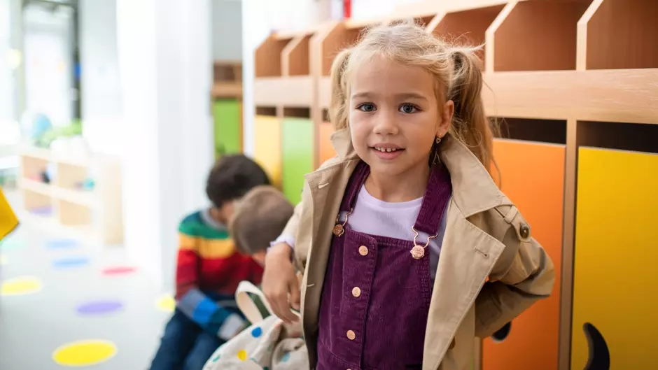 Jeune fille en maternelle
