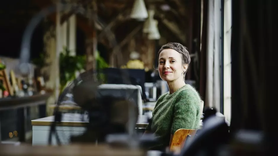 Portrait d'une jeune femme de profil dans un bureau