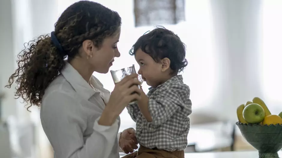 Maman donnant un verre d'eau à son enfant