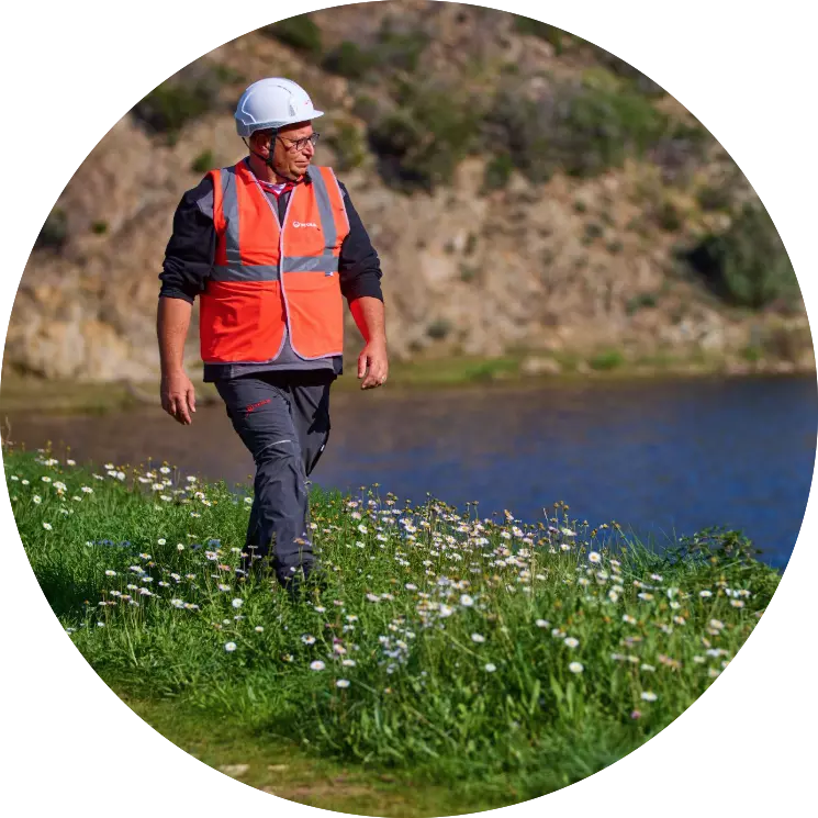Employé Veolia sur site de traitement des eaux