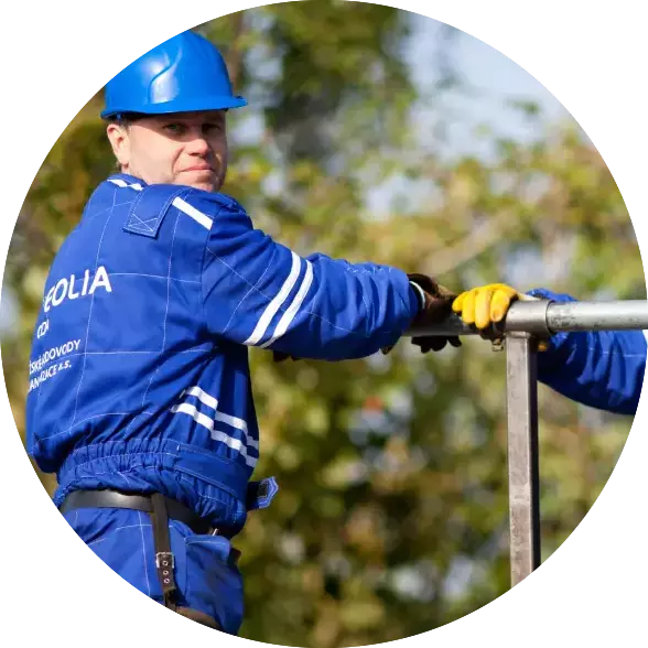 Maintenance sur un réseau d’eaux usées par un employé Veolia