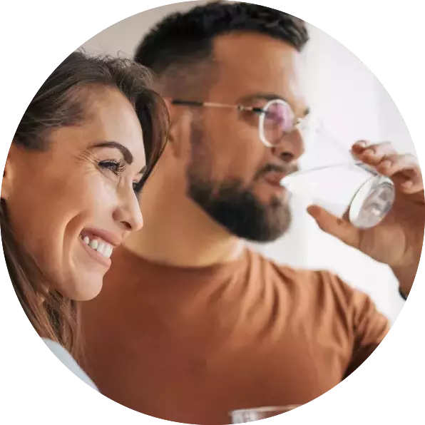 Homme et femme buvant un verre d'eau