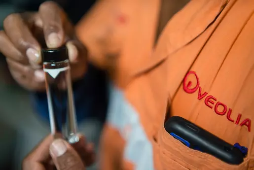 Contrôle de l'eau par un employé Veolia