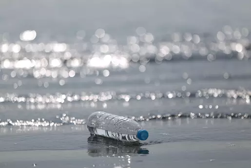 Bouteille d'eau sur une plage